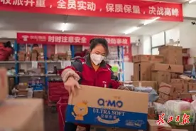 “把货送达，是我们的职责”，武汉女站长坚守快递一线图片