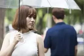 女子冲动之下车载2个女儿撞击情敌致翻车，可怜之人必有可恨之处图片