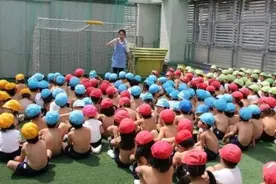 日本的“裸体教育”走红，声称刺激发育，引网友热议：毁三观图片