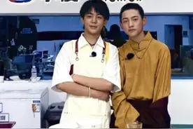 丁真携弟弟一起参加中餐厅，将营业额带回理塘做慈善，传递正能量图片
