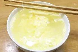 每天早晨用沸水冲喝两个鸡蛋，再滴少许香油，有什么好处？视频封面