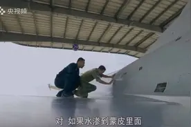 肥皂水擦战斗机？你没有听错图片