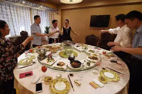 酒局应酬不了解座次？酒场老滑头教你圆桌方桌顺序，学会不吃亏图片