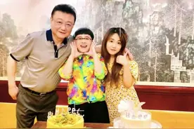 55岁金龟子晒全家福庆生！被老公搂入怀，和小33岁女儿同框似姐妹图片