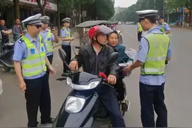 汉寿交警专项整治摩托车、电动自行车违法行为，还送安全头盔图片
