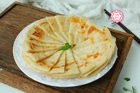 我烙饼不用开水、不用酵母，5分钟烙一张，软软的一层一层真香图片