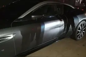 浙江一小车高速匝道口临时变道，右侧阿斯顿马丁跑车差点被顶翻！图片