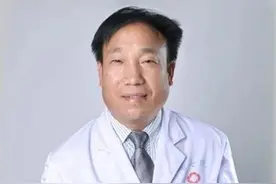 惊！郑州一司机正开着车，他突然握着方向盘睡着了图片