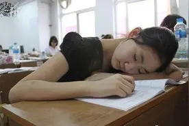 学生上课睡觉，老师把照片发到家长群，家长怒怼：你不配做老师图片