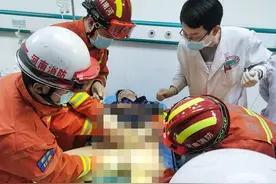 男子将金属环套进下体无法取出，多名消防员处置40分钟成功救援图片