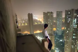 不是拍电影！34楼天台，一小伙和民警僵持2小时，滑落瞬间两只大手死拽救其一命图片