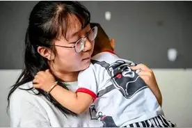 22岁姐姐拒养2岁弟弟败诉，父母赢得法输了情，生而不养不负责图片