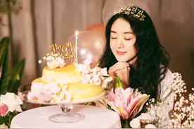33岁赵丽颖庆生照曝光，头戴桂冠心情大好，懒理金鹰女神争议图片