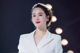 44岁左小青让人无地自容，穿白色西装连衣裙，一把年纪还有少女范图片