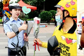 快板说唱、路口送花…都是为了这件事！图片
