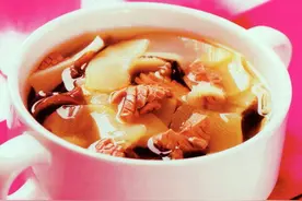 清淡雅致的笋片加上火腿熬制成汤，这碗玉兰片汤确实美味图片