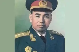 13岁入少林寺的传奇中将，用朱砂掌杀出条生路，躺在棺材中复活图片