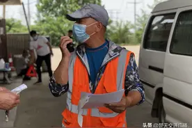 武汉迎来机动车年检高峰，检测员忙到没时间吃午饭图片
