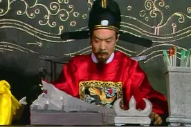 同是受贾府恩惠，为何刘姥姥散尽家财报恩，贾雨村却恩将仇报？图片