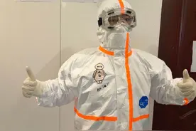 他们在防护服上画上简笔画，机器猫阿姨、火箭叔叔，谢谢你们图片