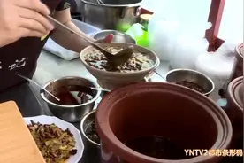 当杂菌配上焖肉、焖牛肉、焖鸡等四五种“帽子”，这样的米线你不想来“划”一口​吗？图片