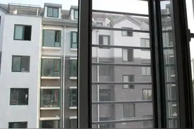 纱窗不要拆下来洗了，家政阿姨教我一招，灰尘污垢一擦就掉，学学图片