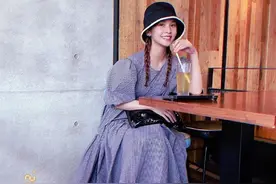 杨丞琳香芋紫格纹裙搭黑色渔夫帽，甜美灿笑，减龄俏皮充满少女感图片