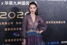 老了也不影响身材，年过半百的李若彤穿V领长裙，身材纤细窈窕图片