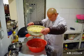 56岁大叔1餐吃1盆菜，1月吃1桶油，村民称其“返老还童”图片