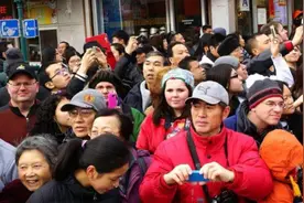 “回国潮”再次掀起，美籍华人回国后纳闷：不是说免费治疗吗？图片