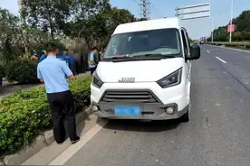 超载250%！泰兴这辆6座客车竟然塞进21人图片