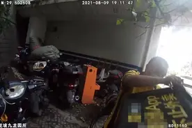好暖！外卖小哥突发中暑 民警“客串”外卖员帮其完成订单图片