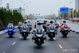 河北邢台公安特警快反机动队铁骑列阵亮相图片