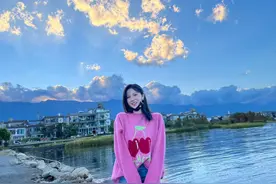 单身的陈小纭更甜了，粉毛衣配牛仔裤秀出细腿，人比风景还有魅力图片