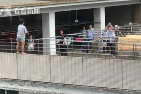 女子欲跳楼轻生，儿子紧拽不放：妈妈，不要丢下我！图片