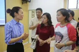 女老师怀孕坐着上课，校长看到后斥责“无底线”，家长看不下去了图片