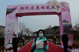 武汉大学“抗疫医护赏樱专场”今天开启，樱花迎来最想见的人图片