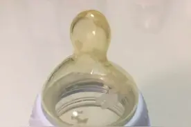 当宝宝不吃奶瓶又遇到厌奶期，应该怎么办？图片