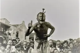 清末真实照片，卖艺者街头表演吞剑，清兵用钝刀处决义和团拳民图片