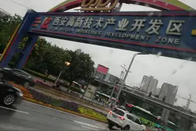 何红雨｜突然下雨图片