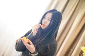 故事：和男神拍照发朋友圈，不料他兄弟齐刷刷排队留言“嫂子好”图片