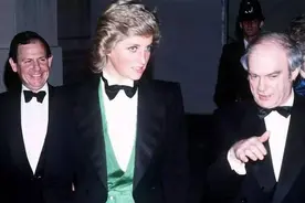 戴安娜罕见男装照，比查尔斯帅，她是英王室首位穿裤子赴宴的女人图片