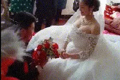 搞笑GIF：别看妹子只有一只手，照样可以把我打哭好久图片