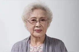 百岁影星秦怡最新近照曝光，气质优雅，妆容精致，精神状态非常好图片