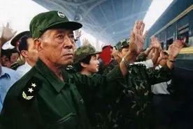 还记得98年抗洪流泪的老将军吗？如今已逝世，儿子也非常优秀图片