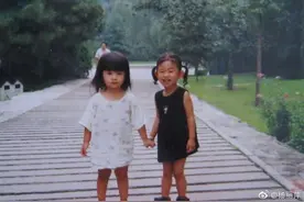 61岁舞蹈家杨丽萍要换接班人？力捧外甥女太宠溺，网友：小彩旗呢图片