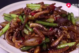 鱿鱼炒蒜苔不是黑暗料理，这样做清香扑鼻，鲜美脆嫩，开胃又下饭图片