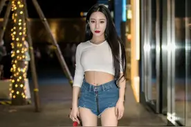 爱干净的女生看过来，小白鞋才是夏日主角，给人清新干净的感觉图片