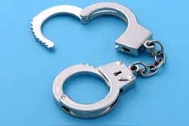 男子买玩具手铐意外被拷，消防战士10秒破开图片