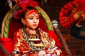 尼泊尔“活女神”被禁锢在寺庙，双脚不能触地，很多只能孤独终老图片